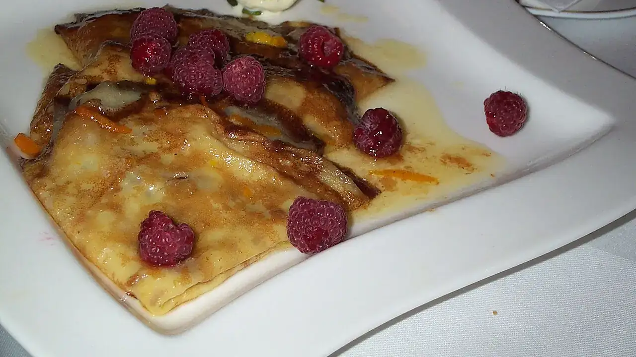 Crêpe with raspberries